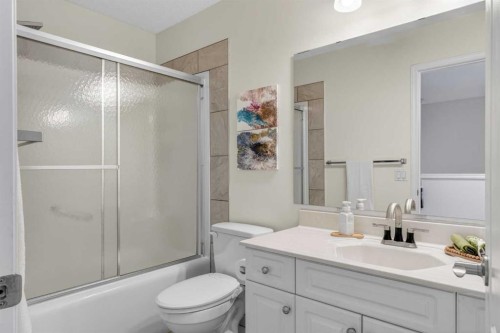 3271 Douglasdale Boulevard Se, Calgary, AB - Indoor Photo Showing Bathroom