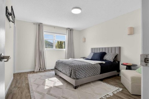 3271 Douglasdale Boulevard Se, Calgary, AB - Indoor Photo Showing Bedroom