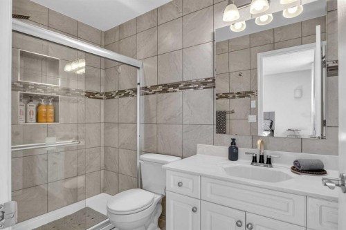 3271 Douglasdale Boulevard Se, Calgary, AB - Indoor Photo Showing Bathroom