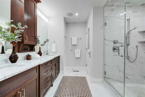 922 5 Street Nw, Calgary, AB - Indoor Photo Showing Bathroom