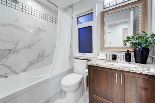 922 5 Street Nw, Calgary, AB - Indoor Photo Showing Bathroom