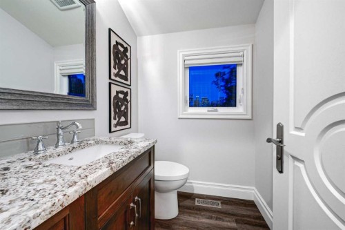 922 5 Street Nw, Calgary, AB - Indoor Photo Showing Bathroom