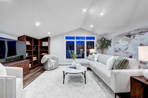 922 5 Street Nw, Calgary, AB - Indoor Photo Showing Other Room