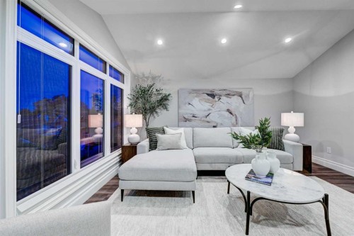 922 5 Street Nw, Calgary, AB - Indoor Photo Showing Living Room