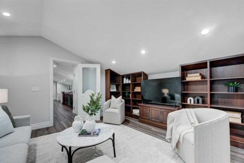 922 5 Street Nw, Calgary, AB - Indoor Photo Showing Living Room