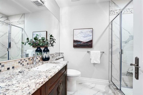 922 5 Street Nw, Calgary, AB - Indoor Photo Showing Bathroom