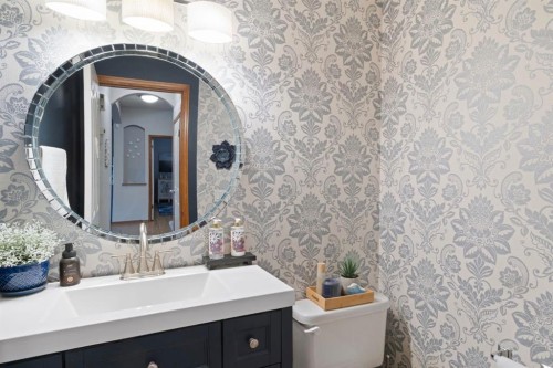 16 Bow Ridge Drive, Cochrane, AB - Indoor Photo Showing Bathroom
