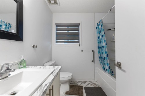 215 Carmel Close Ne, Calgary, AB 