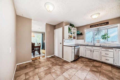 85 Rideau Close Sw, Airdrie, AB - Indoor Photo Showing Kitchen