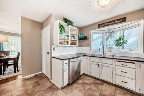 85 Rideau Close Sw, Airdrie, AB - Indoor Photo Showing Kitchen