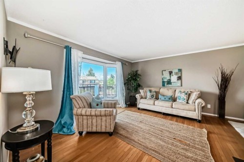 85 Rideau Close Sw, Airdrie, AB - Indoor Photo Showing Living Room