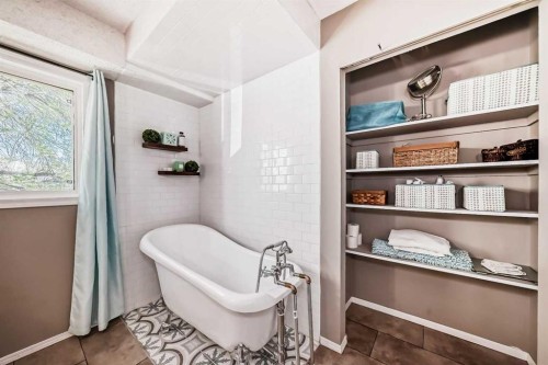 85 Rideau Close Sw, Airdrie, AB - Indoor Photo Showing Bathroom
