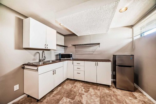 85 Rideau Close Sw, Airdrie, AB - Indoor Photo Showing Kitchen With Double Sink