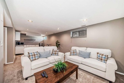 85 Rideau Close Sw, Airdrie, AB - Indoor Photo Showing Living Room