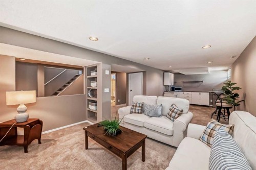 85 Rideau Close Sw, Airdrie, AB - Indoor Photo Showing Living Room