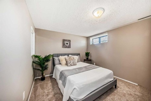 85 Rideau Close Sw, Airdrie, AB - Indoor Photo Showing Bedroom