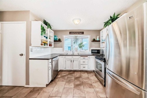85 Rideau Close Sw, Airdrie, AB - Indoor Photo Showing Kitchen