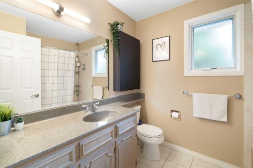 111 Lake Mead Place Se, Calgary, AB - Indoor Photo Showing Bathroom