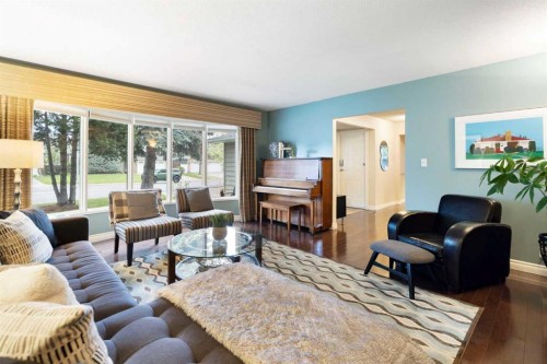 111 Lake Mead Place Se, Calgary, AB - Indoor Photo Showing Living Room