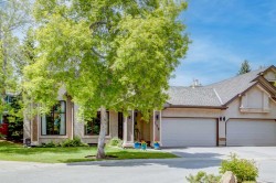 170 Oakbriar Close SW Calgary, AB T2V 5G6