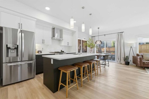 92 Heritage Hill, Cochrane, AB - Indoor Photo Showing Kitchen With Upgraded Kitchen