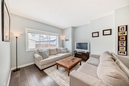 10 Reunion Grove Nw, Airdrie, AB - Indoor Photo Showing Living Room