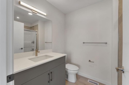 7 Heritage Heath, Cochrane, AB - Indoor Photo Showing Bathroom