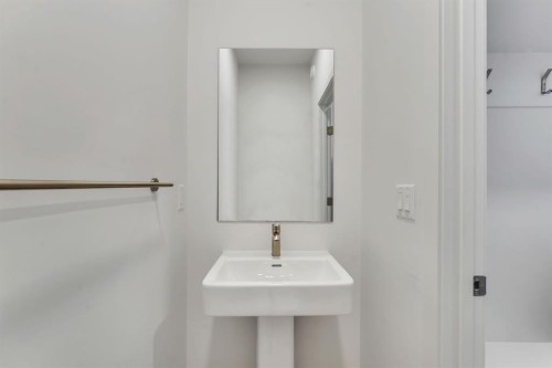 7 Heritage Heath, Cochrane, AB - Indoor Photo Showing Bathroom