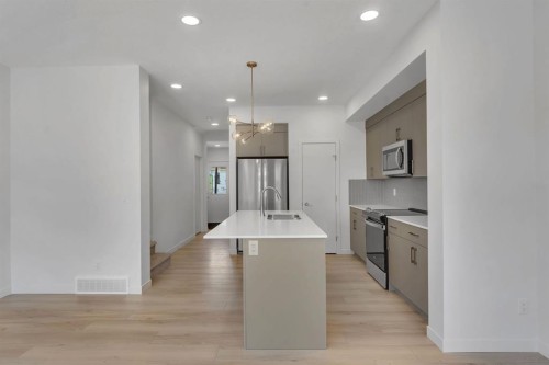 7 Heritage Heath, Cochrane, AB - Indoor Photo Showing Kitchen With Upgraded Kitchen