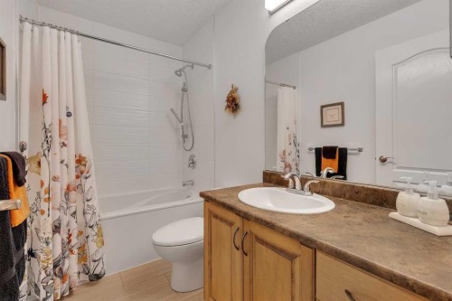 16371 Somercrest Street Sw, Calgary, AB - Indoor Photo Showing Bathroom