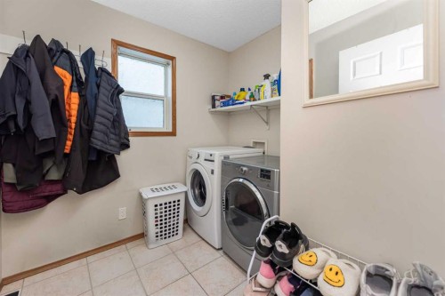7820 Laguna Way Ne, Calgary, AB 