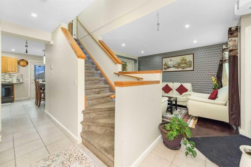 7820 Laguna Way Ne, Calgary, AB 