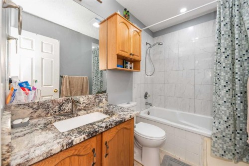 7820 Laguna Way Ne, Calgary, AB 