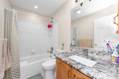 7820 Laguna Way Ne, Calgary, AB 