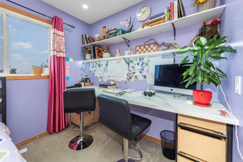 7820 Laguna Way Ne, Calgary, AB 