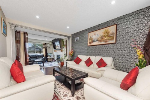 7820 Laguna Way Ne, Calgary, AB 