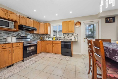7820 Laguna Way Ne, Calgary, AB 
