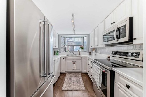 401-3719B 49 Street Nw, Calgary, AB - Indoor Photo Showing Kitchen With Double Sink With Upgraded Kitchen