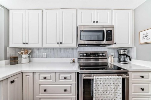 401-3719B 49 Street Nw, Calgary, AB - Indoor Photo Showing Kitchen