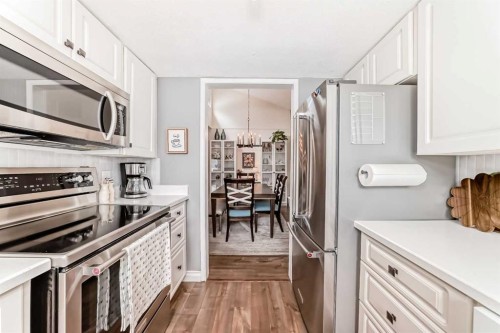 401-3719B 49 Street Nw, Calgary, AB - Indoor Photo Showing Kitchen