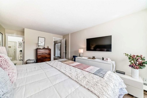 401-3719B 49 Street Nw, Calgary, AB - Indoor Photo Showing Bedroom