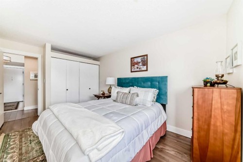 401-3719B 49 Street Nw, Calgary, AB - Indoor Photo Showing Bedroom