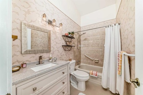 401-3719B 49 Street Nw, Calgary, AB - Indoor Photo Showing Bathroom