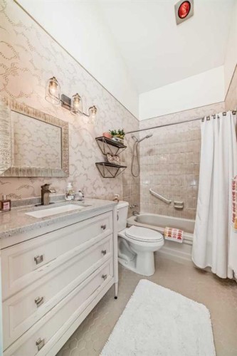 401-3719B 49 Street Nw, Calgary, AB - Indoor Photo Showing Bathroom