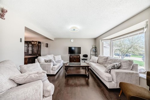 28 Rundlelawn Place Ne, Calgary, AB - Indoor Photo Showing Living Room