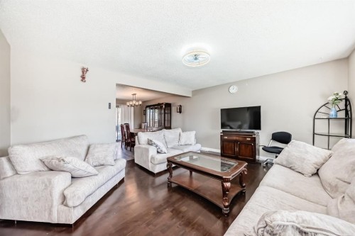 28 Rundlelawn Place Ne, Calgary, AB - Indoor Photo Showing Living Room