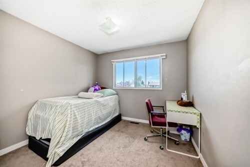 28 Rundlelawn Place Ne, Calgary, AB - Indoor Photo Showing Bedroom