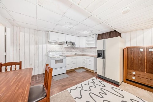 28 Rundlelawn Place Ne, Calgary, AB - Indoor Photo Showing Kitchen