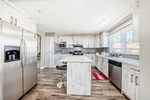 28 Rundlelawn Place Ne, Calgary, AB - Indoor Photo Showing Kitchen With Upgraded Kitchen