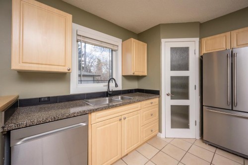 6031 Lacombe Way Sw, Calgary, AB 